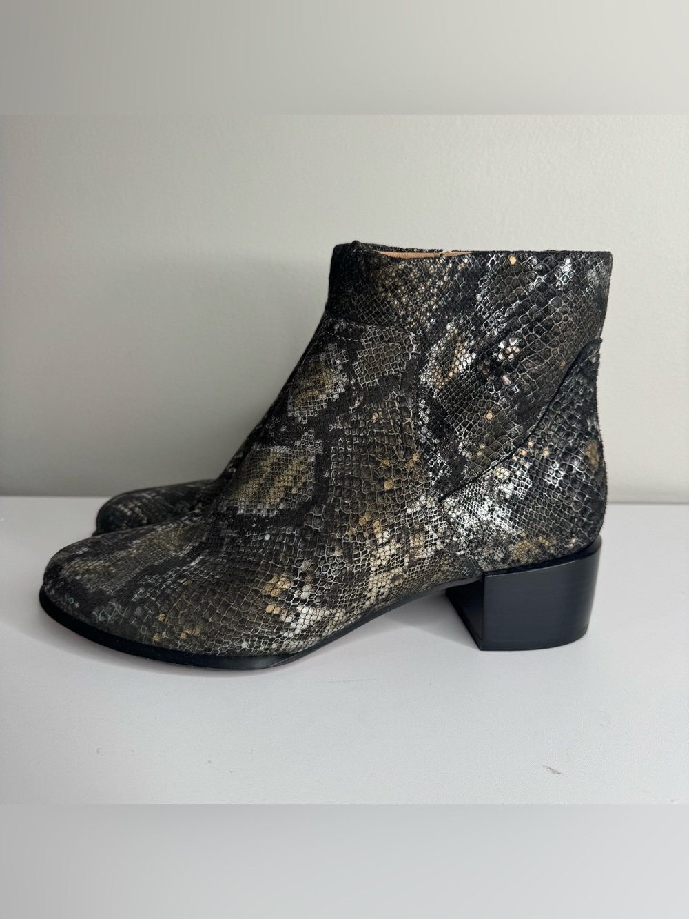 Vionic Karyn Animal Print Metallic Ankle Boots US 8 Like New